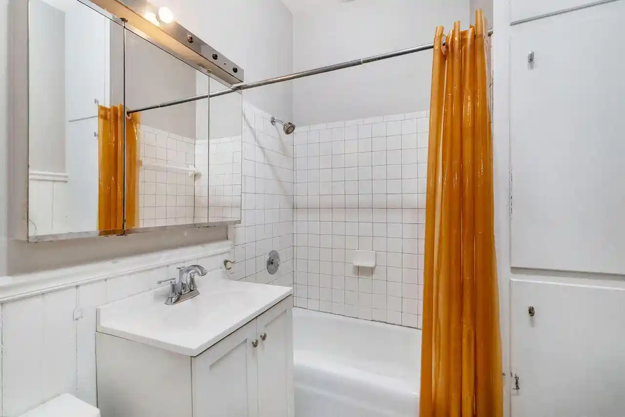 Homes for sale in Milwaukee, WI | 1566 N Warren Avenue Avenue, Milwaukee, WI 53202 | Houzeo
