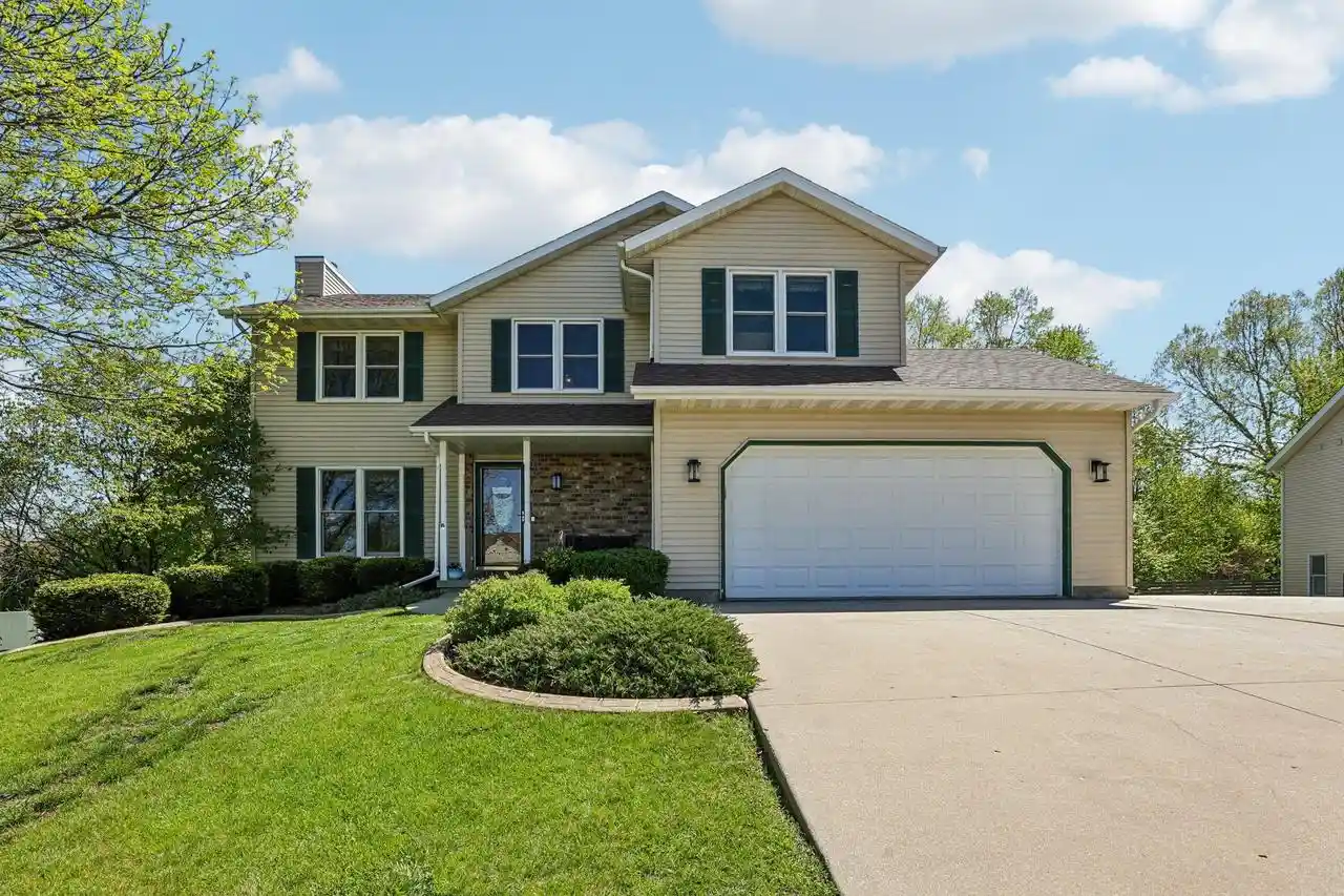 1st image of 422 Oakwood Dr Dr, Oregon, WI 53575 | MLS# 2020302
