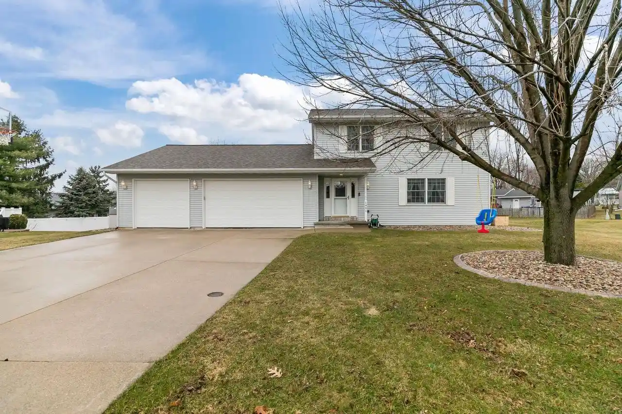 Homes for sale in New London, WI | 1401 Haymeadow Court Court, New London, WI 54961 | MLS# 50323400