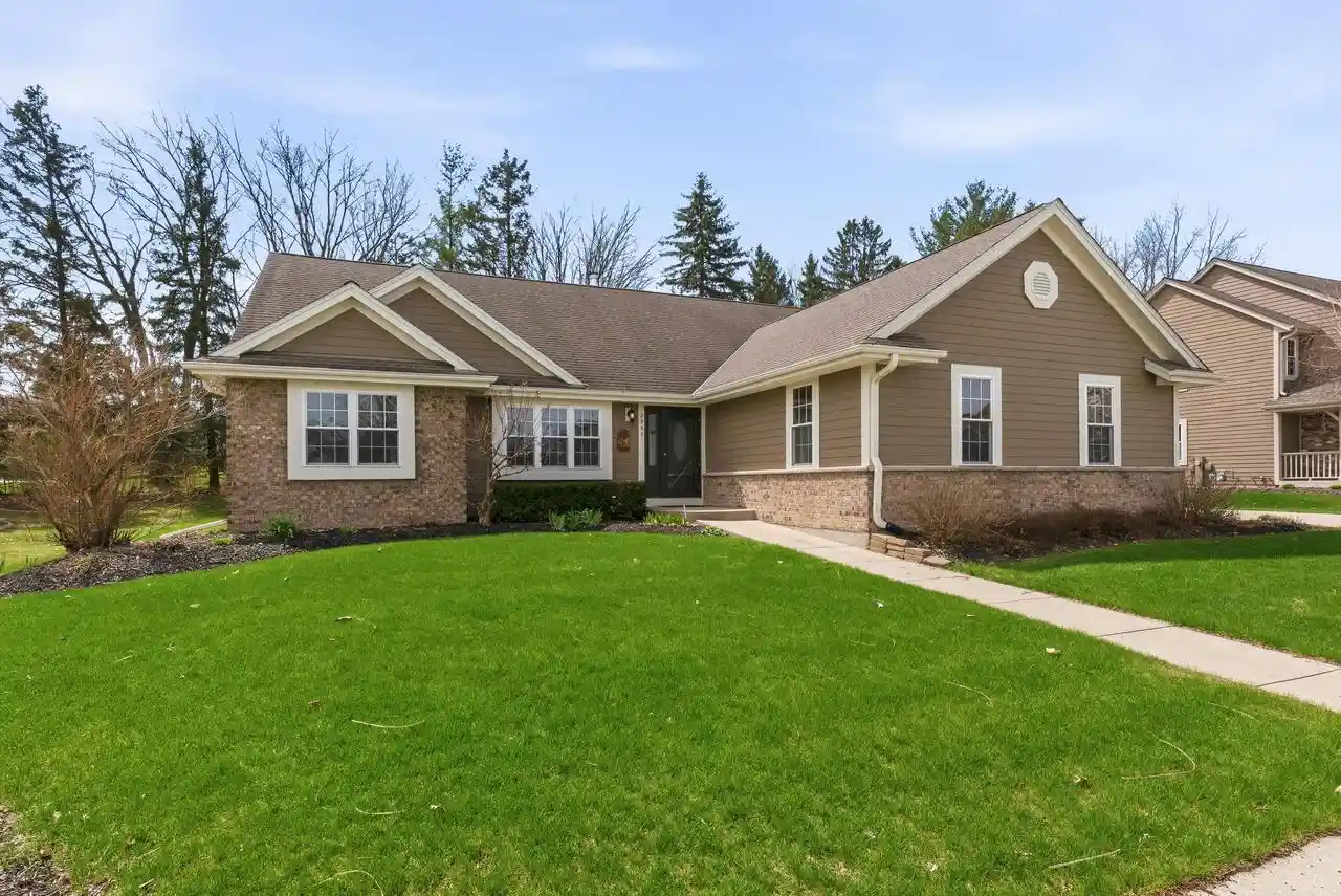 Homes for sale in Hartford, WI | 2947 South Gate Dr Dr, Hartford, WI 53027 | MLS# 1957647