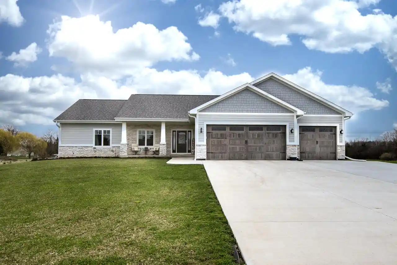 1st image of 638 Red Oak Dr Dr, Oconomowoc, WI 53066 | MLS# 1958279