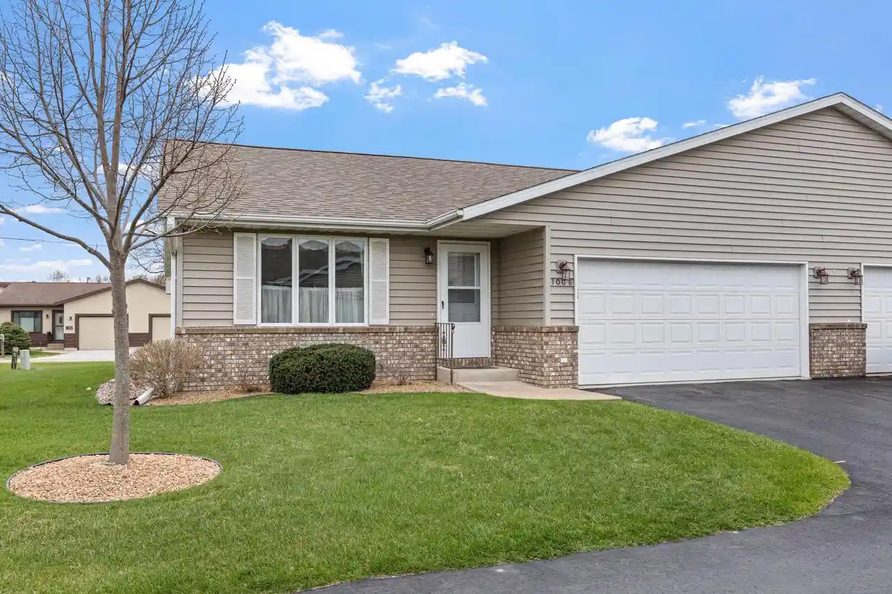 Homes for sale in Onalaska, WI | 1008 Whispering Winds Pl Pl, Onalaska, WI 54650 | MLS# 1958835