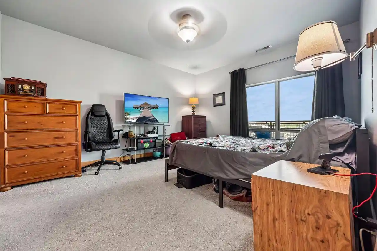 Homes for sale in Milwaukee, WI | 1550 E Royall Pl Pl #607, Milwaukee, WI 53202 | MLS# 1959783