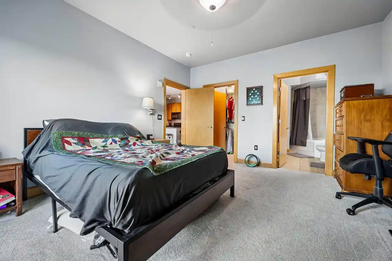Homes for sale in Milwaukee, WI | 1550 E Royall Pl Pl #607, Milwaukee, WI 53202 | MLS# 1959783