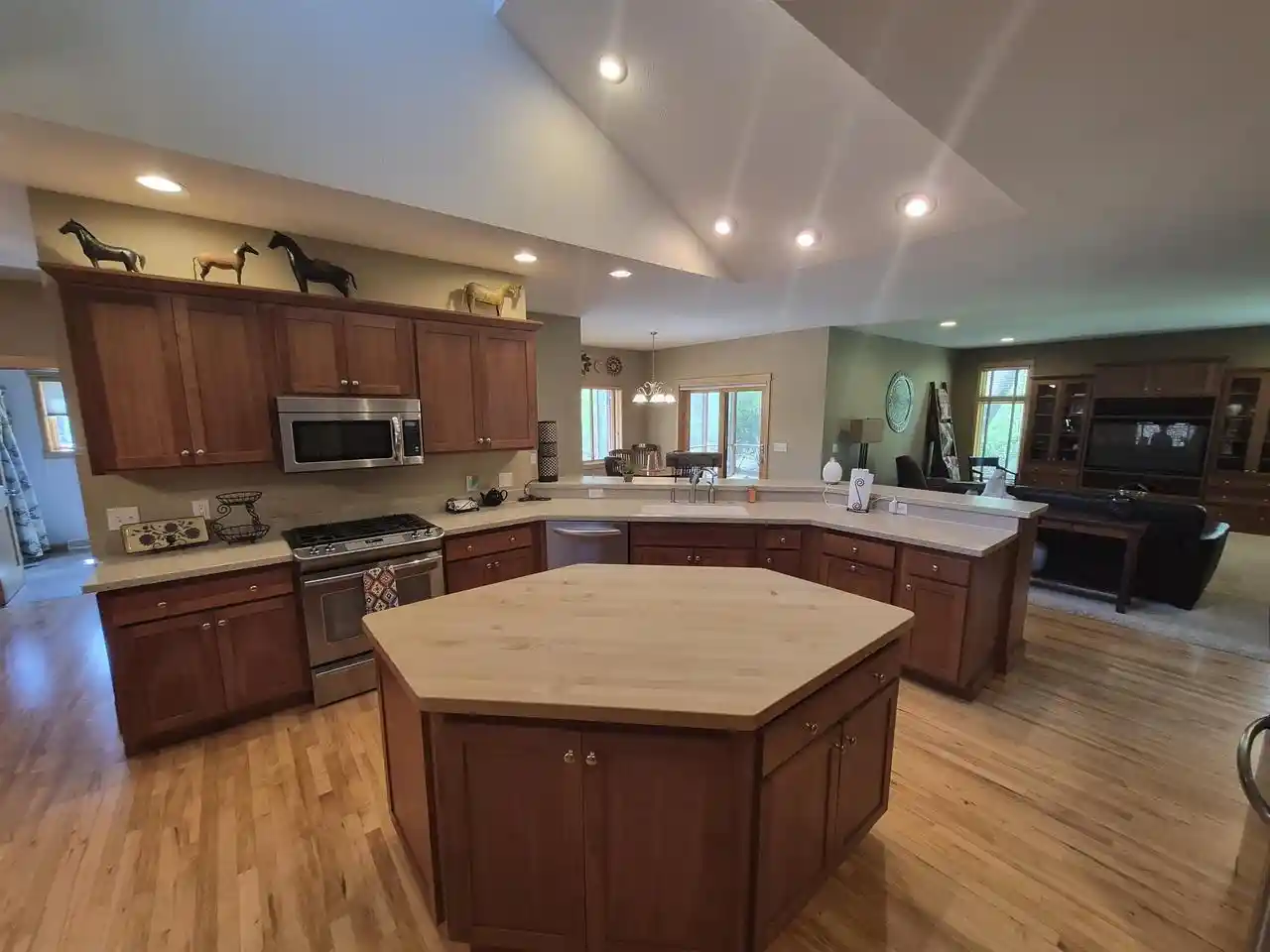 2nd image of 3181 N Crystal Springs Rd Rd, Janesville, WI 53545