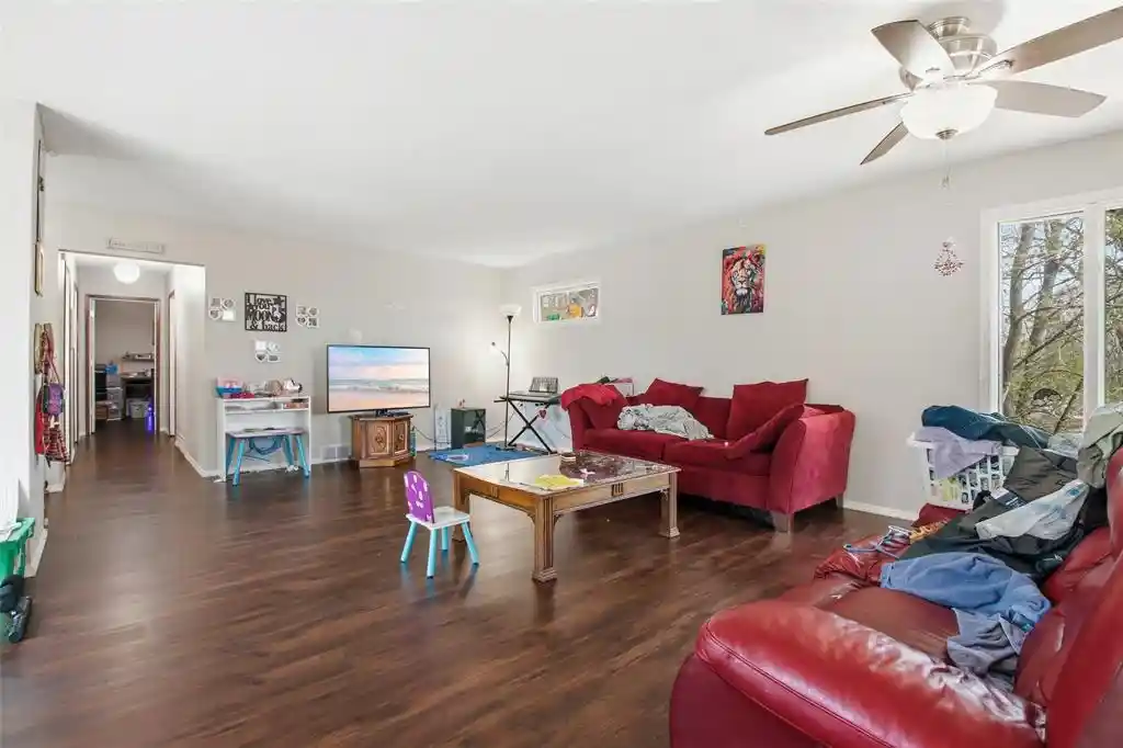 4th image of 303-305 Moundsview Ct Ct, Elk Mound, WI 54739
