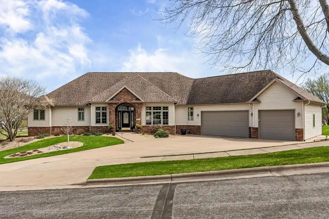 Homes for sale in Onalaska, WI | 1892 Wood Run Pl Pl, Onalaska, WI 54650 | MLS# 1960227