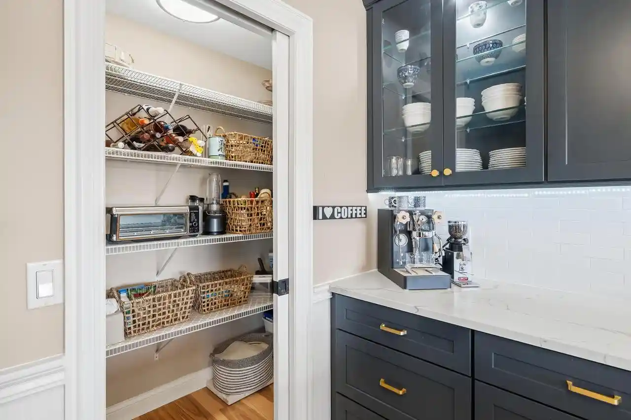 Listing Photo 4 - Condo for sale in building located at 1070 S Lake Shore Dr Dr, Lake Geneva, WI 53147 - Unit #11 2-B