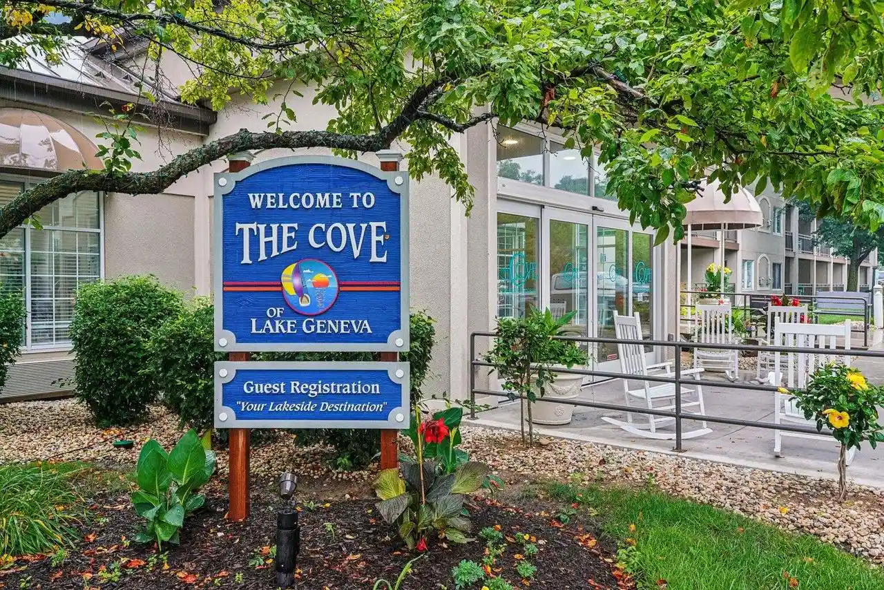 2nd image of 111 Ctr St St, Lake Geneva, WI 53147