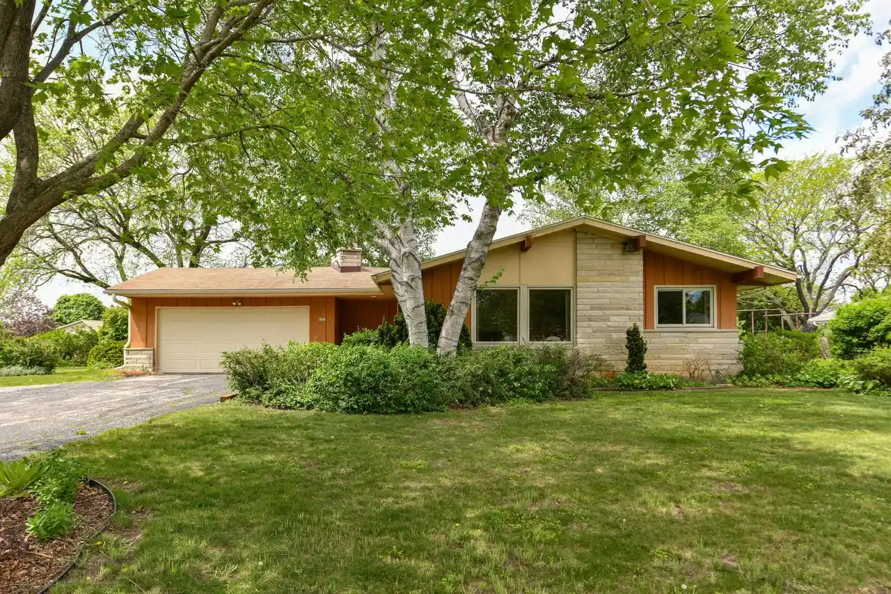 Homes for sale in New Berlin, WI | 4585 S Harland Dr Dr, New Berlin, WI 53151 | MLS# 1960728
