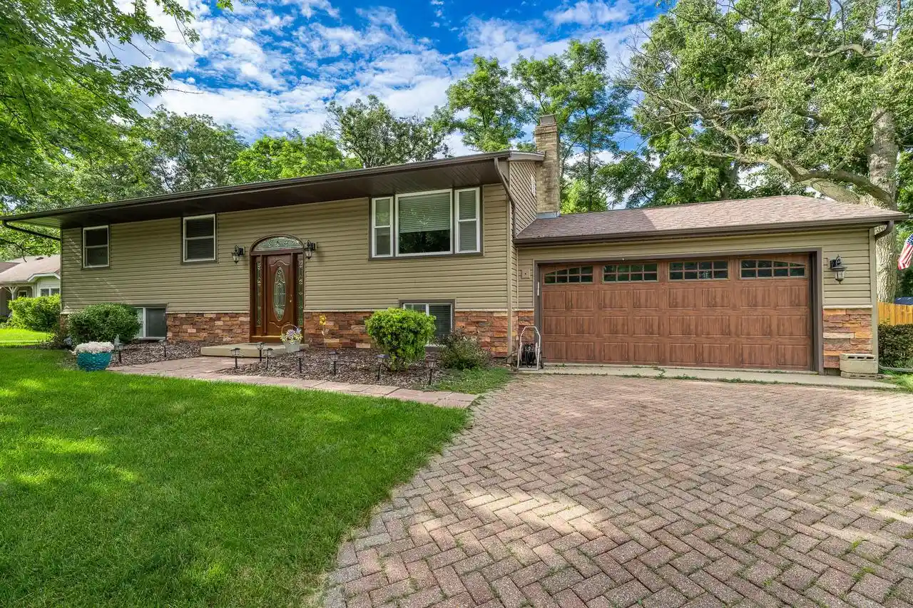 Homes for sale in Lake Geneva, WI | 501 Sue Ann Dr Dr, Lake Geneva, WI 53147 | MLS# 1960765