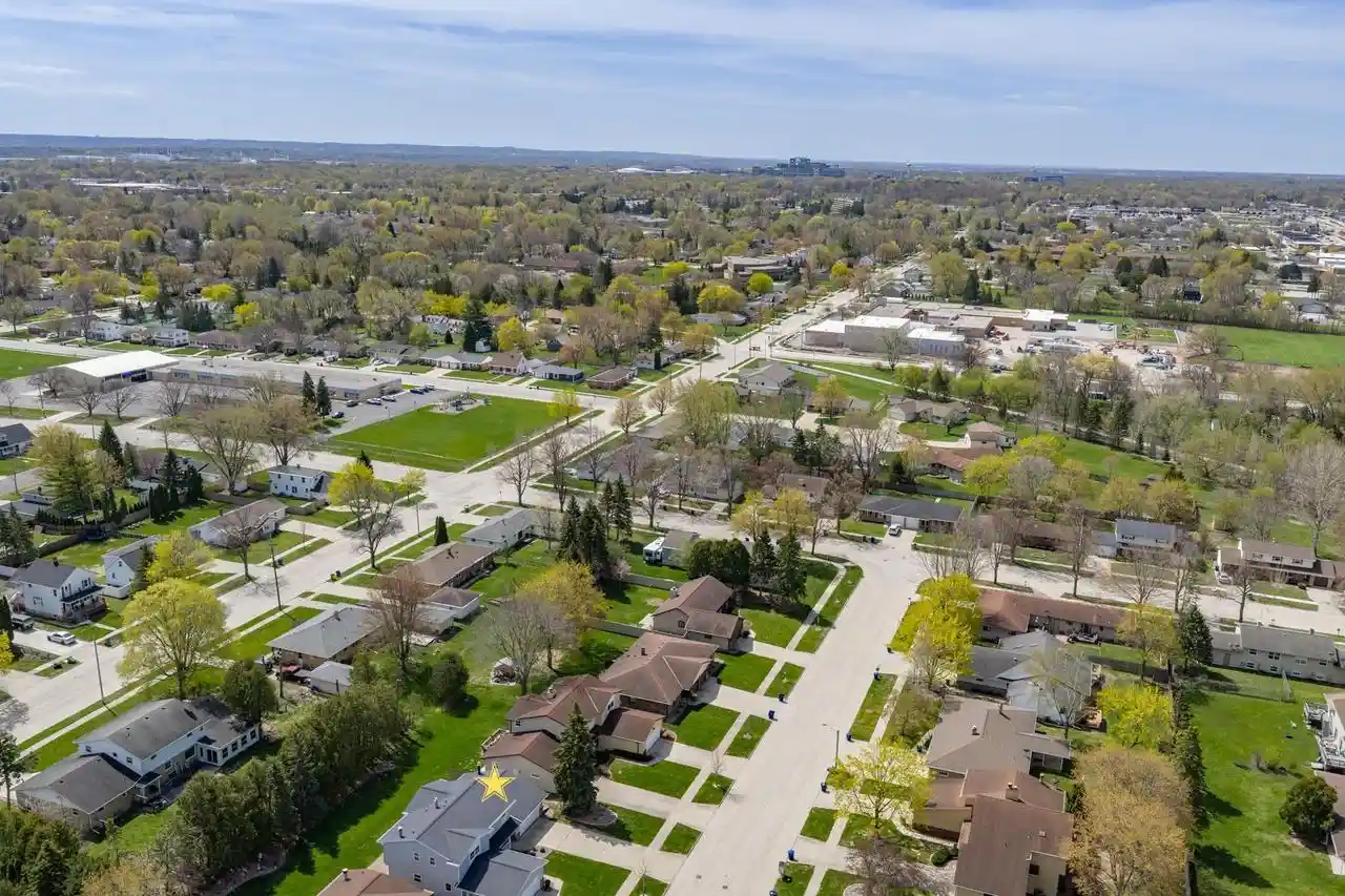 Homes for sale in Green Bay, WI | 422 Silver Spring Drive Drive, Green Bay, WI 54303 | Houzeo