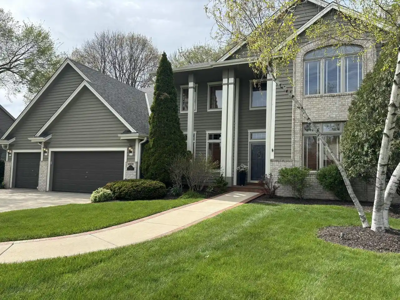 Homes for sale in New Berlin, WI | 14220 W North Oak Boulevard Boulevard, New Berlin, WI 53151 | MLS# 1961095