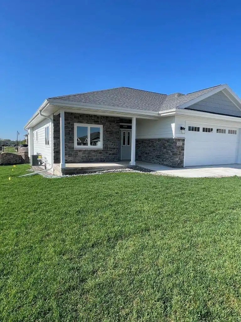 1st image of 827 Vineyard Dr Dr, Cambridge, WI 53523 | MLS# 2022580