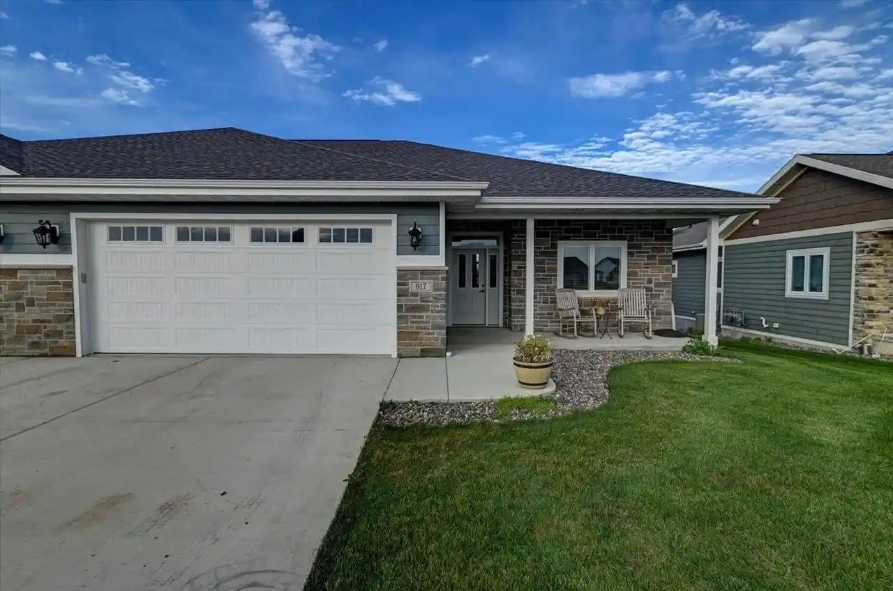 1st image of 825 Vineyard Dr Dr, Cambridge, WI 53523 | MLS# 2022581