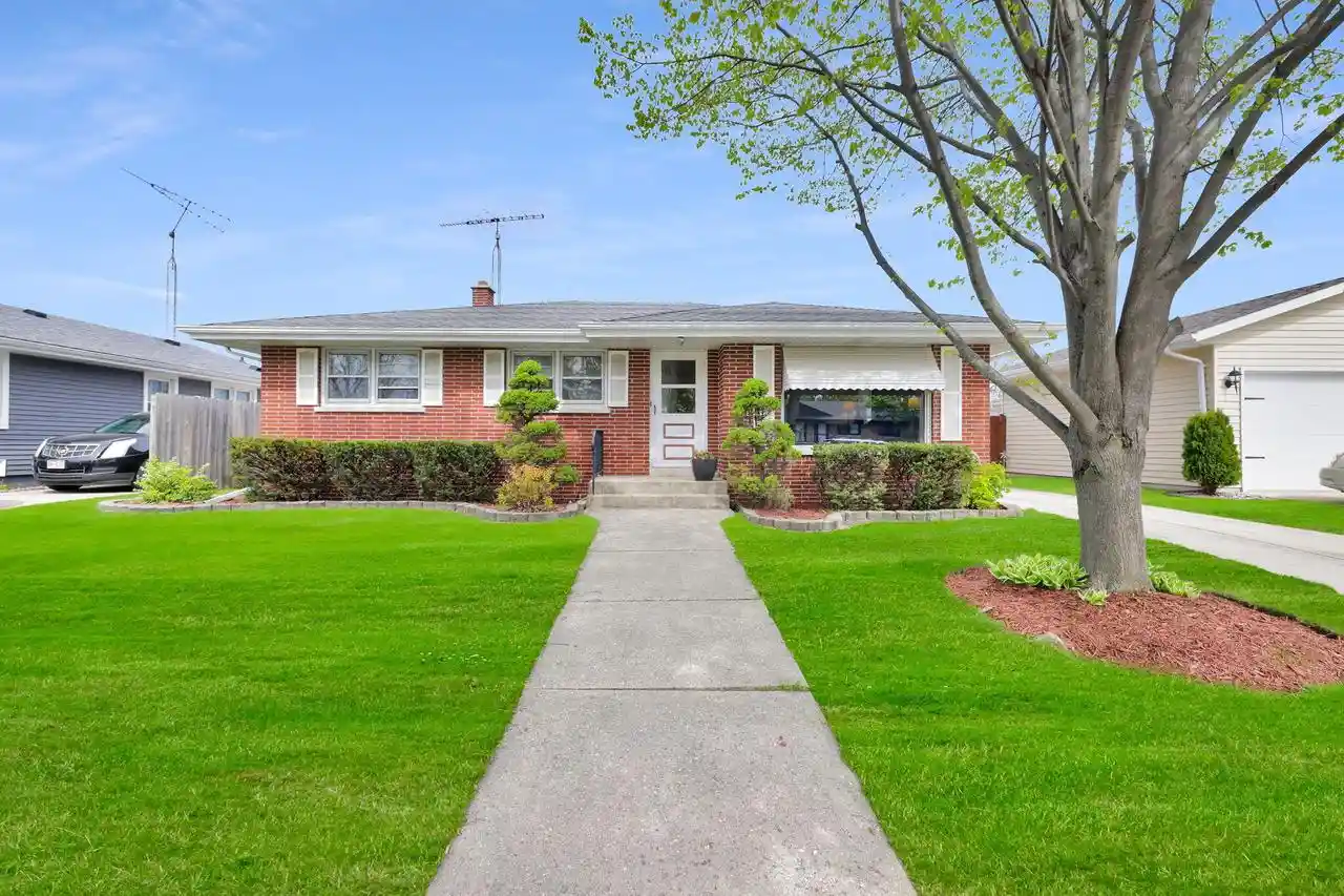 Homes for sale in Kenosha, WI | 1615 17th Avenue Avenue, Kenosha, WI 53140 | MLS# 1961274