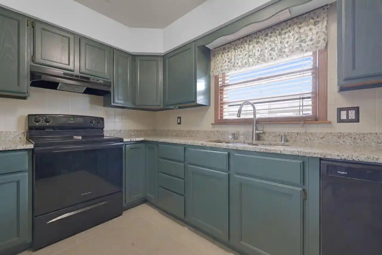 Homes for sale in Kenosha, WI | 1615 17th Avenue Avenue, Kenosha, WI 53140 | MLS# 1961274