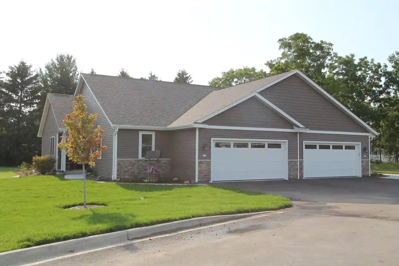 Homes for sale in Waterford, WI | 302 N Trailview Circle Circle, Waterford, WI 53185 | MLS# 1961619