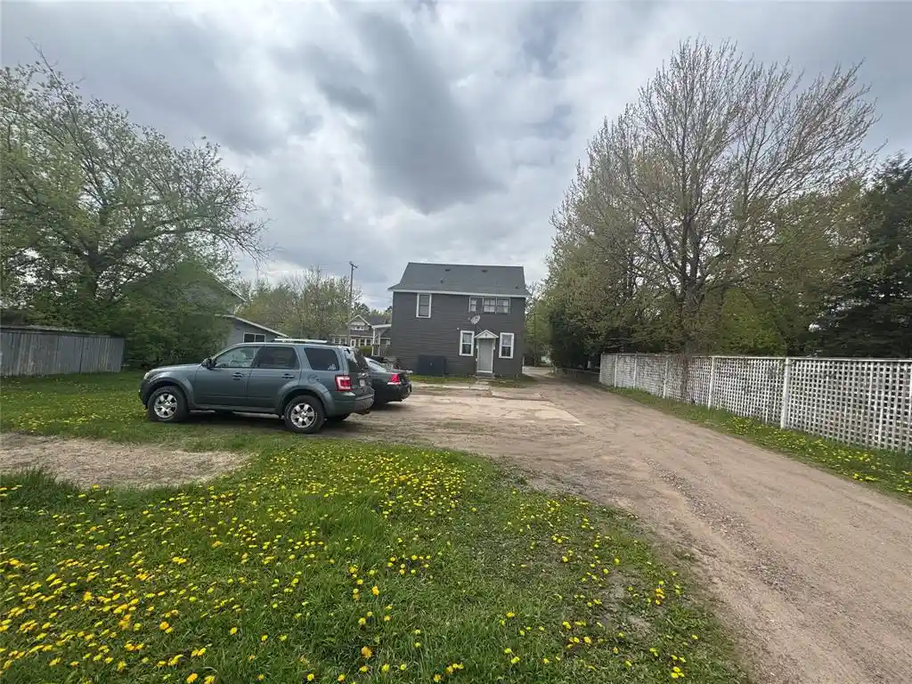 Homes for sale in Chippewa Falls, WI | 613 613 1/2 E Grand Avenue Avenue, Chippewa Falls, WI 54729 | Houzeo
