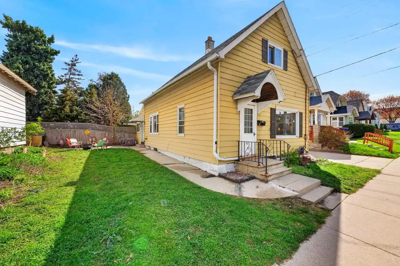Homes for sale in Milwaukee, WI | 925 E Lincoln Avenue Avenue, Milwaukee, WI 53207 | MLS# 1961802