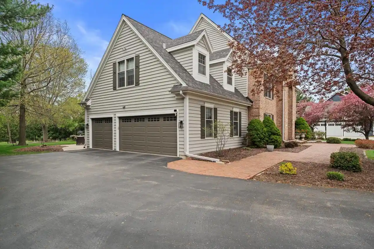 2nd image of 126 Hickory Dr Dr, Delafield, WI 53018 | MLS# 1961877