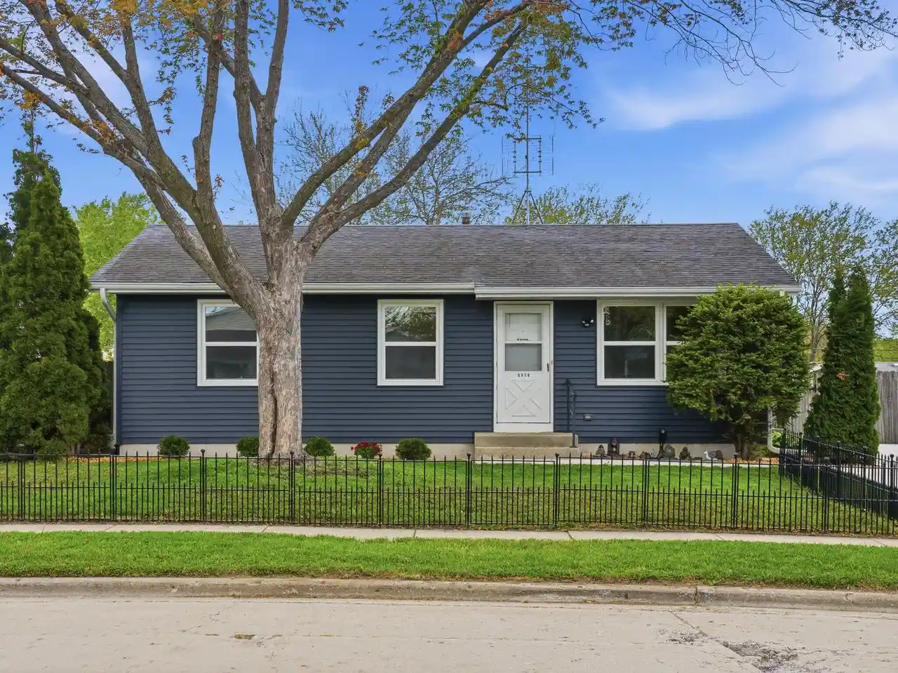 Homes for sale in Kenosha, WI | 5316 66th Pl Pl, Kenosha, WI 53142 | MLS# 1961965