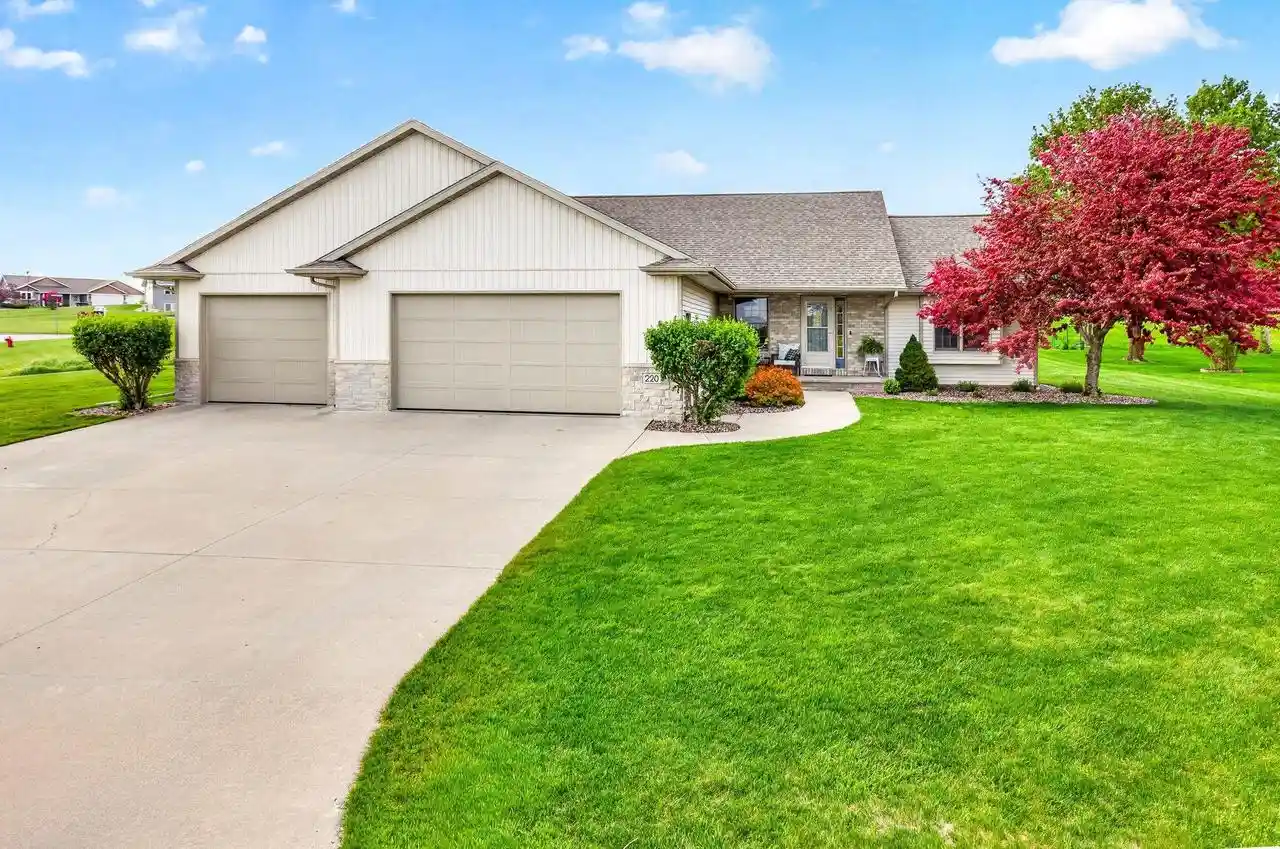 Homes for sale in New London, WI | 220 East Ridge Street Street, New London, WI 54961 | MLS# 50325219