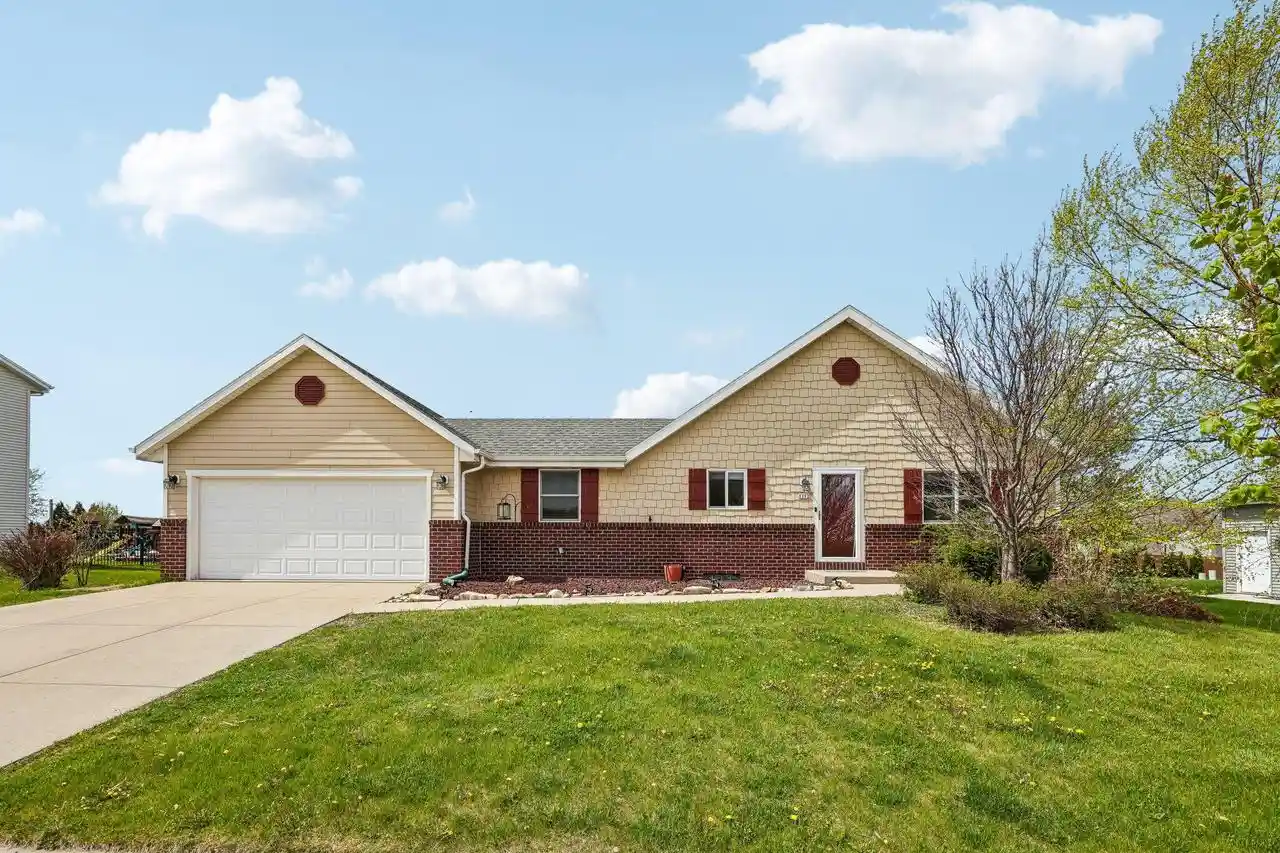 Homes for sale in Hartford, WI | 1112 Durango Dr Dr, Hartford, WI 53027 | MLS# 1962148