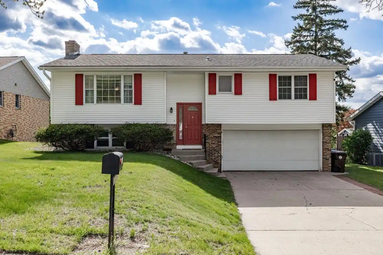 Homes for sale in Onalaska, WI | 629 Hanson Court Court, Onalaska, WI 54650 | MLS# 1962220