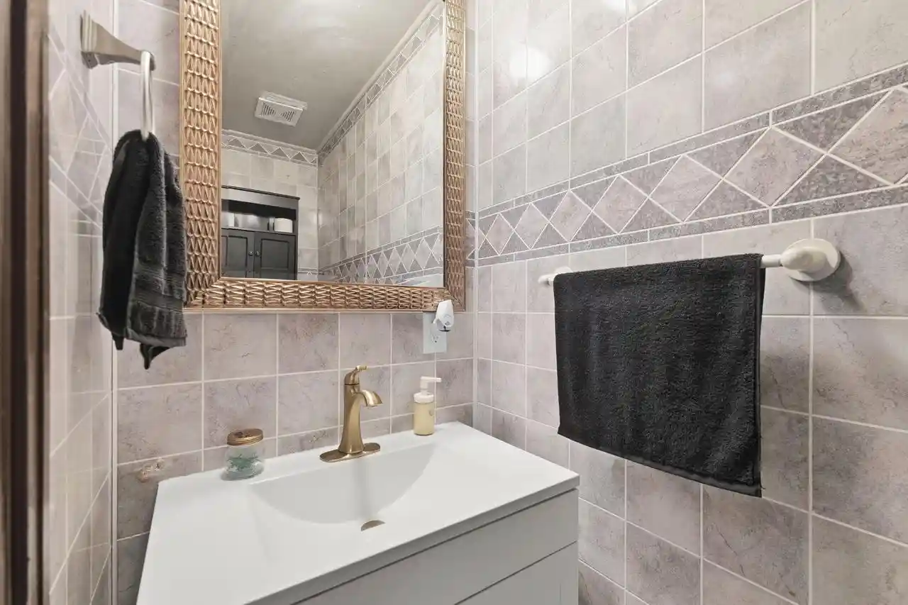 Homes for sale in Milwaukee, WI | 1411 W Edgerton Avenue Avenue #V, Milwaukee, WI 53221 | MLS# 1962264