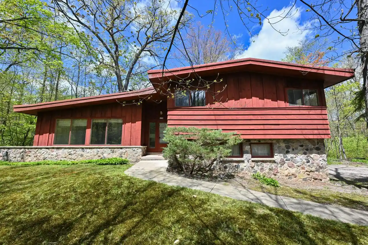 Homes for sale in Franklin, WI | 4108 W Woodward Dr Dr, Franklin, WI 53132 | MLS# 1962336