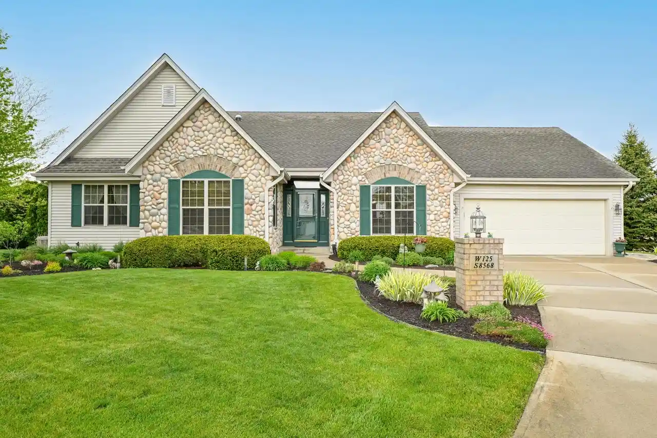 Homes for sale in Muskego, WI | W125s8568 Country View Court Court, Muskego, WI 53150 | MLS# 1962429