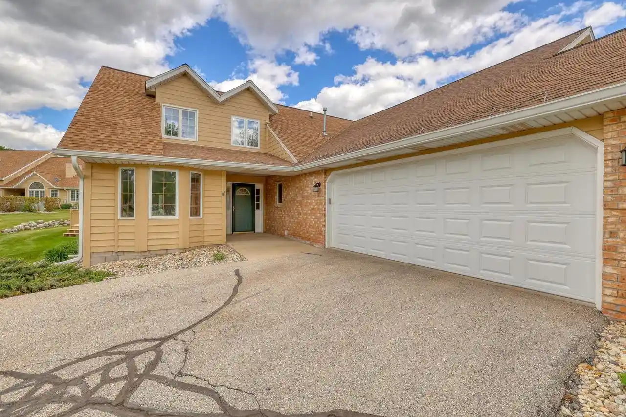 Homes for sale in Waterford, WI | 940 Spyglass Hill Hill, Waterford, WI 53185 | MLS# 1962550