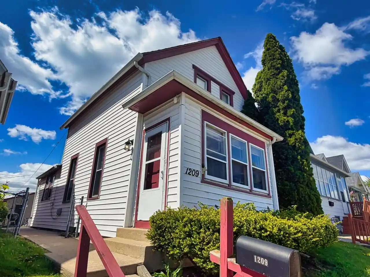 Homes for sale in South Milwaukee, WI | 1209 Monroe Avenue Avenue, South Milwaukee, WI 53172 | MLS# 1962557