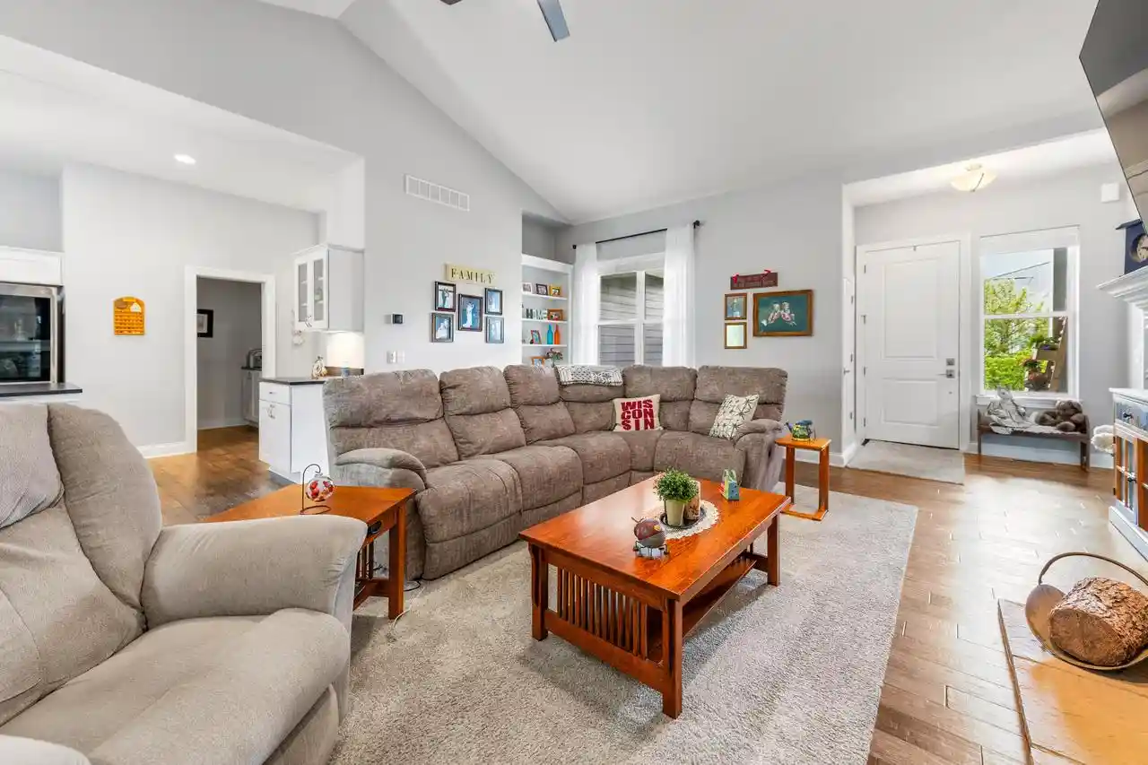 Homes for sale in Cedarburg, WI | N119w5754 James Circle Circle, Cedarburg, WI 53012 | MLS# 1962656