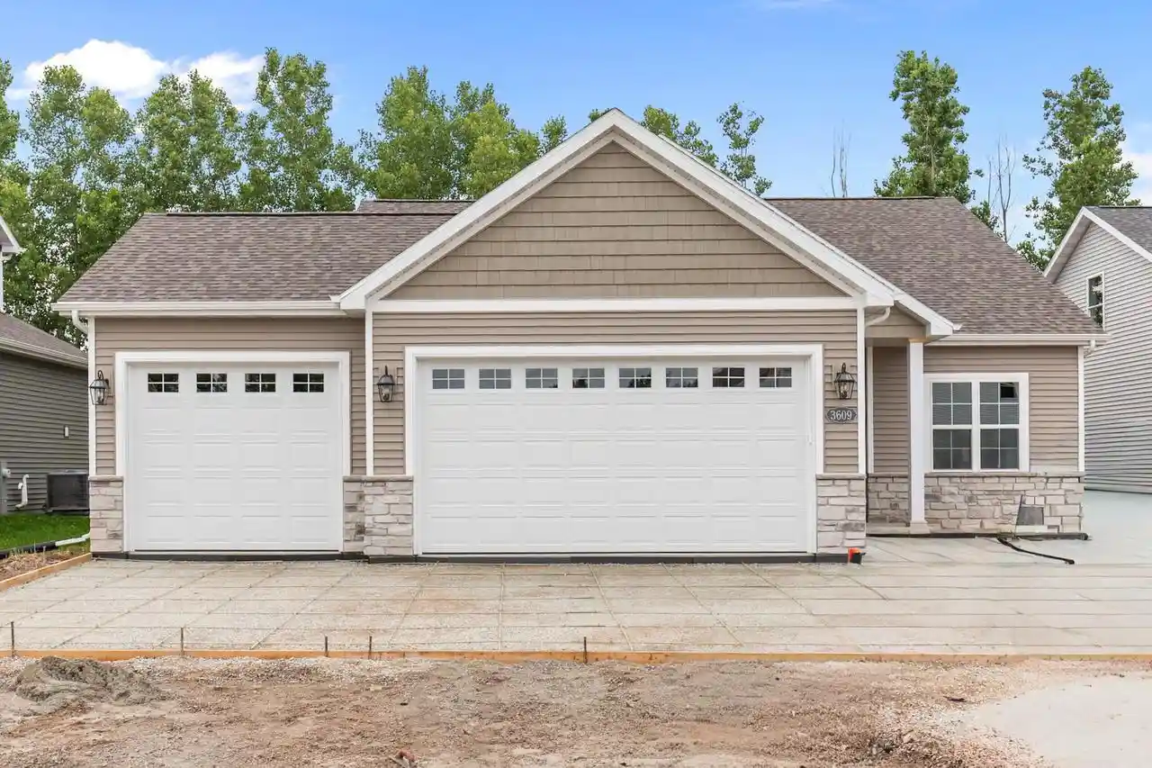 Homes for sale in Appleton, WI | 3609 E Gladiolus Pl Pl, Appleton, WI 54913 | MLS# 50325550