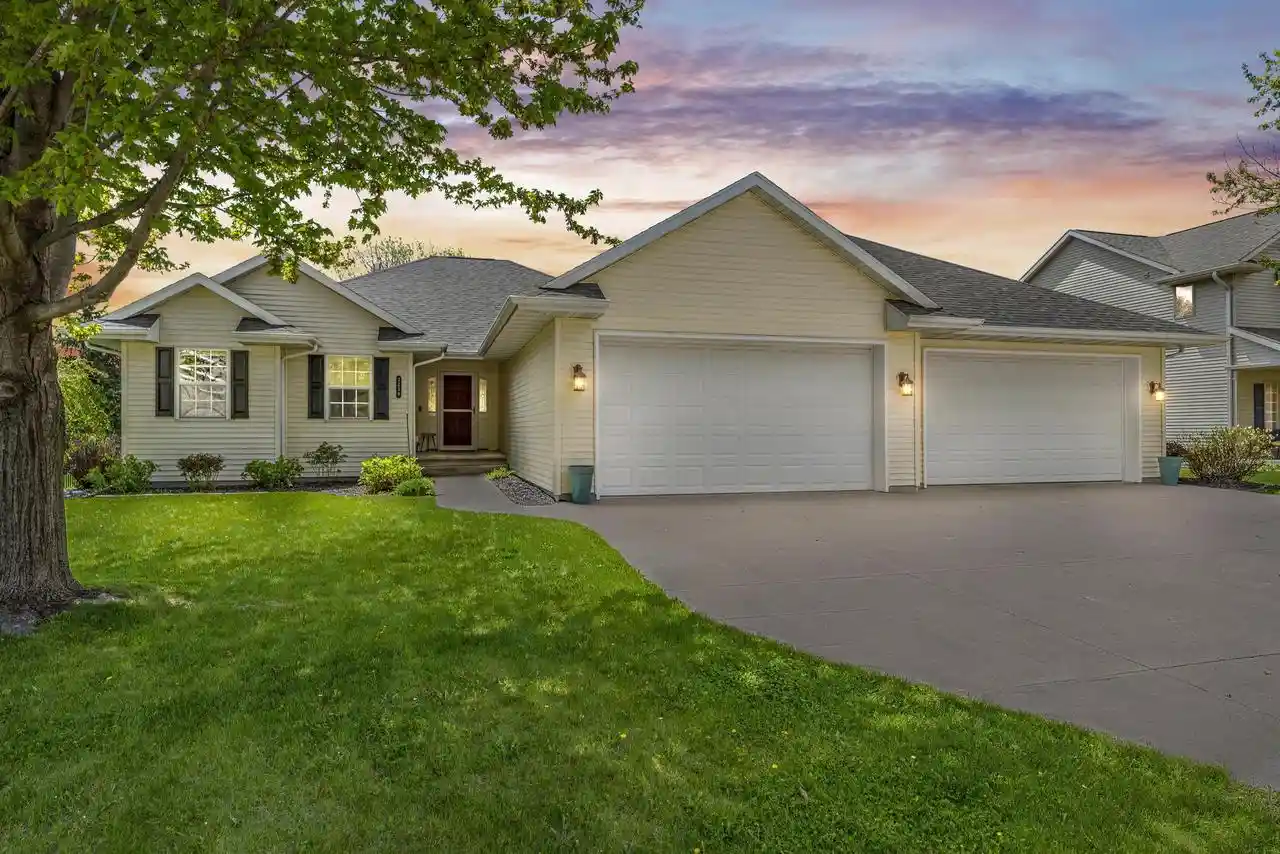 Homes for sale in Appleton, WI | 3219 E Fallcreek Lane Lane, Appleton, WI 54913 | MLS# 50325604