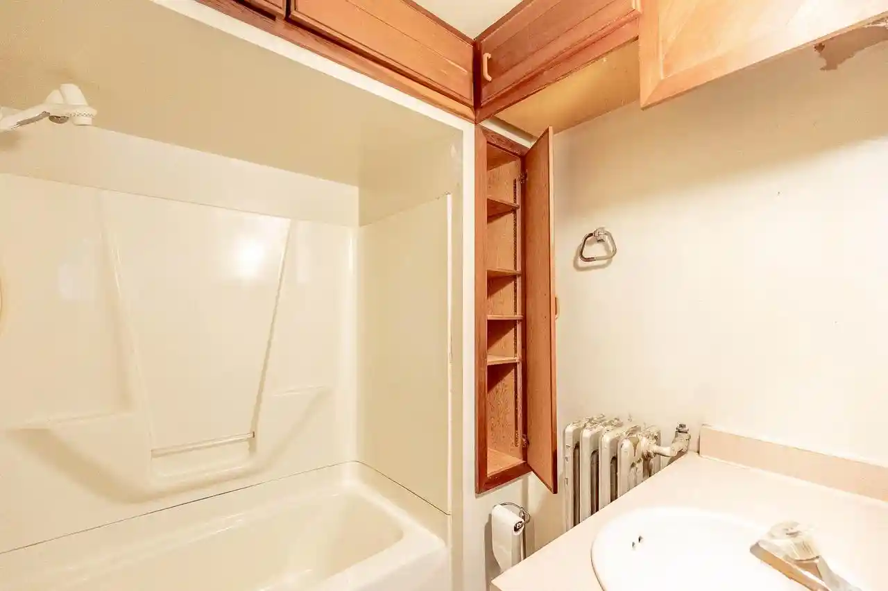 Homes for sale in Milwaukee, WI | 1016 E Land Place Place, Milwaukee, WI 53202 | Houzeo