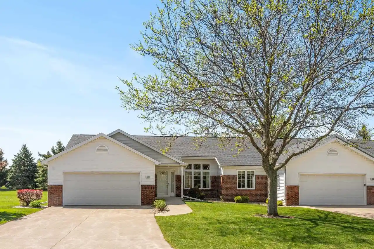 Homes for sale in Appleton, WI | 901 W Bent Oak Lane Lane, Appleton, WI 54914 | MLS# 50325746