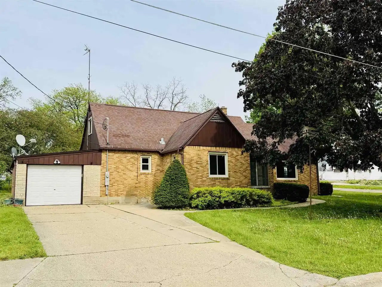 Homes for sale in Monroe, WI | 820 9th Avenue Avenue, Monroe, WI 53566 | MLS# 2023667