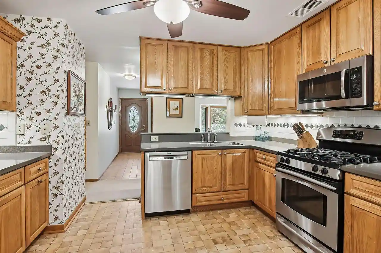 Homes for sale in Waterford, WI | 28511 Ray Dr Dr, Waterford, WI 53185 | MLS# 1963183