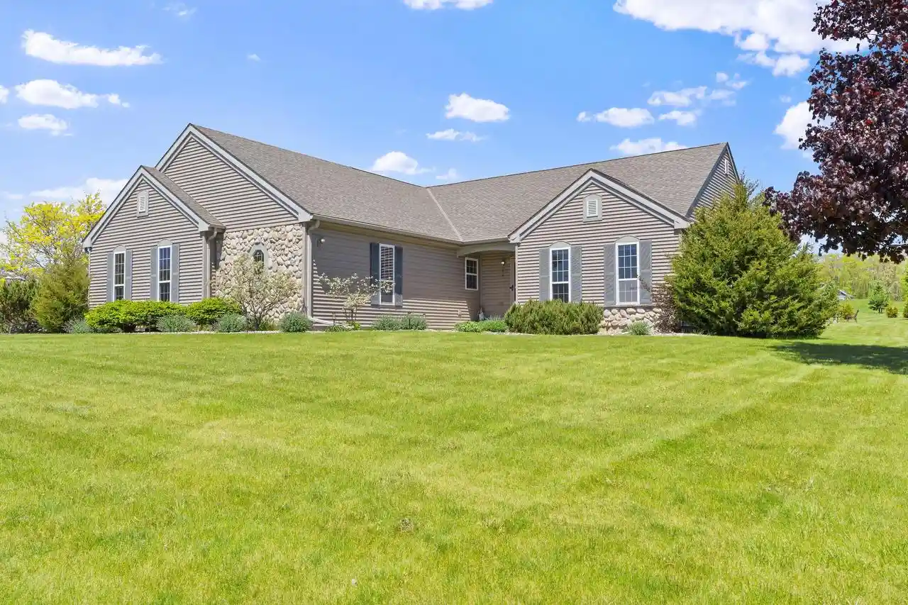 Homes for sale in Muskego, WI | S102w21550 Kelsey Dr Dr, Muskego, WI 53150 | MLS# 1963266