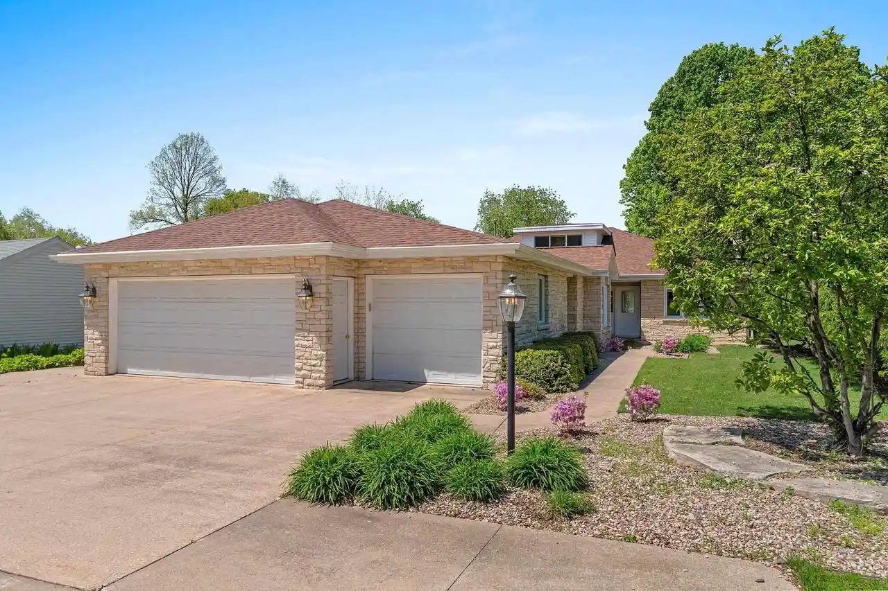 Homes for sale in Appleton, WI | 2530 W Palisades Dr Dr, Appleton, WI 54915 | MLS# 50325792