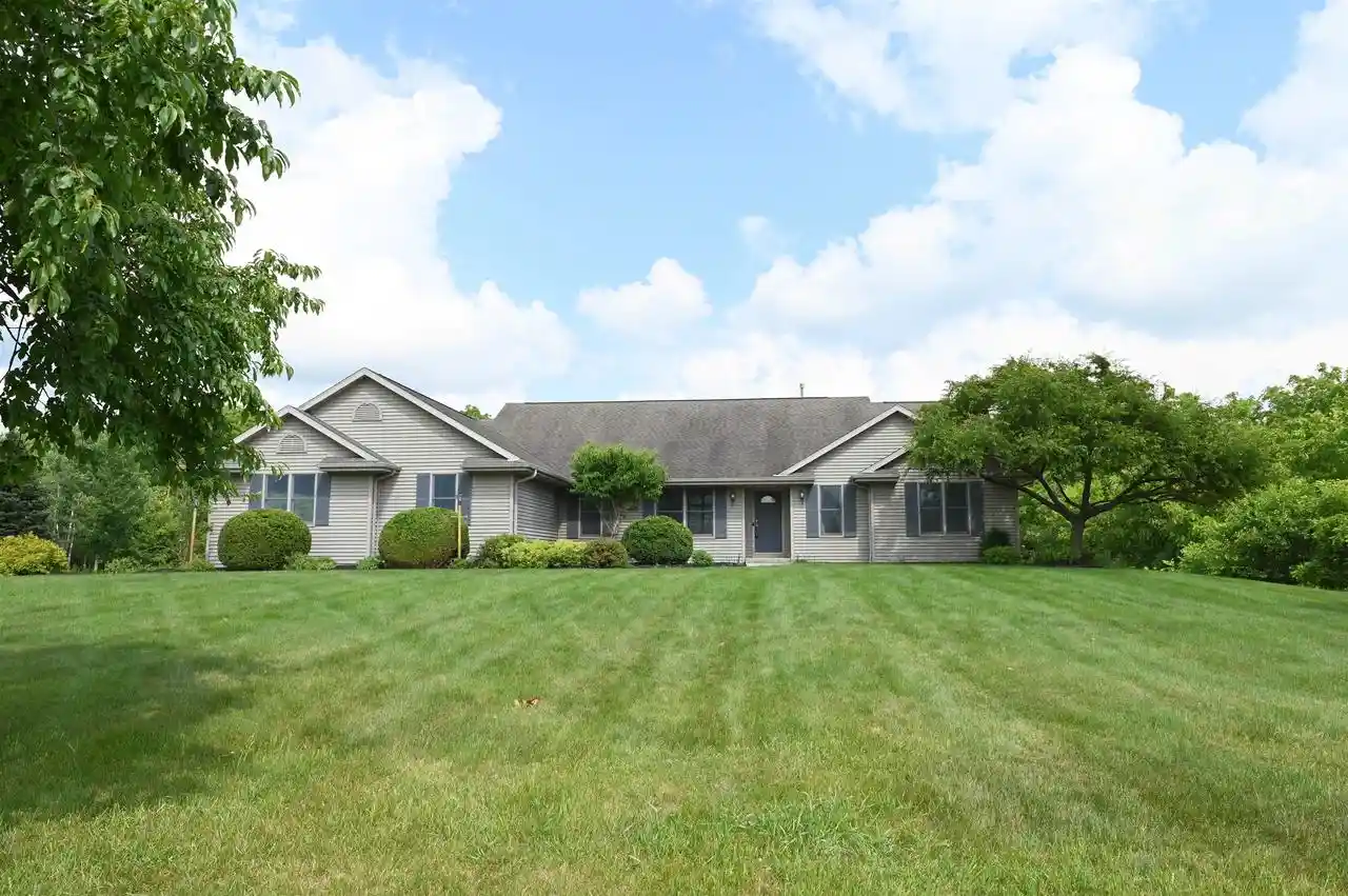 Homes for sale in Janesville, WI | 5614 N Vista Lane Lane, Janesville, WI 53548 | MLS# 2023731