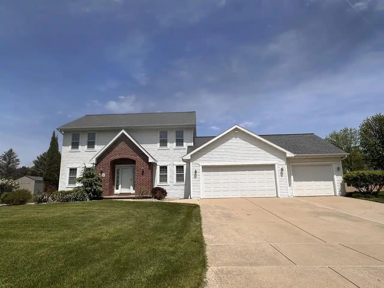 Homes for sale in Green Bay, WI | 2704 Brookview Dr Dr, Green Bay, WI 54313 | MLS# 50325852