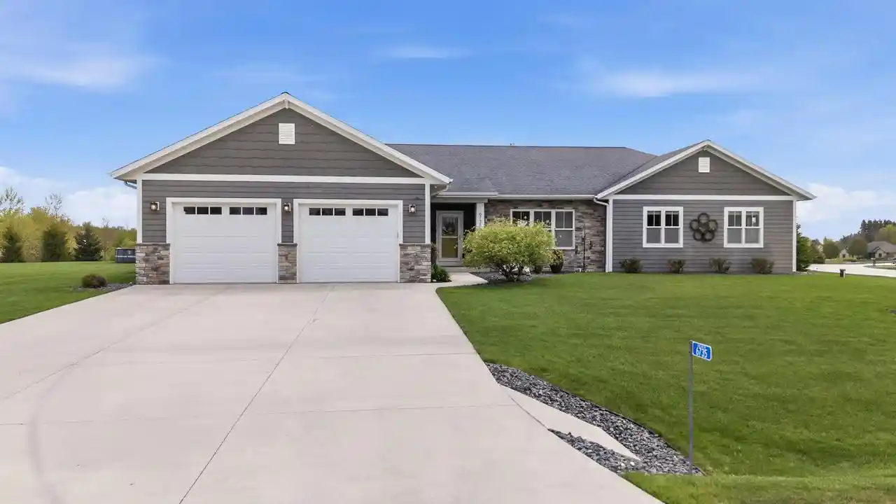 Homes for sale in Sheboygan, WI | 6735 Lone Oak Dr Dr, Sheboygan, WI 53081 | MLS# 1963443