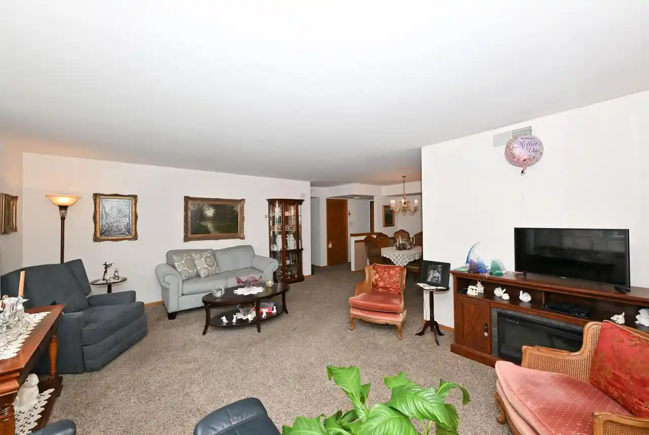 Homes for sale in Glendale, WI | 1730 W Grn Tree Rd Rd, Glendale, WI 53209