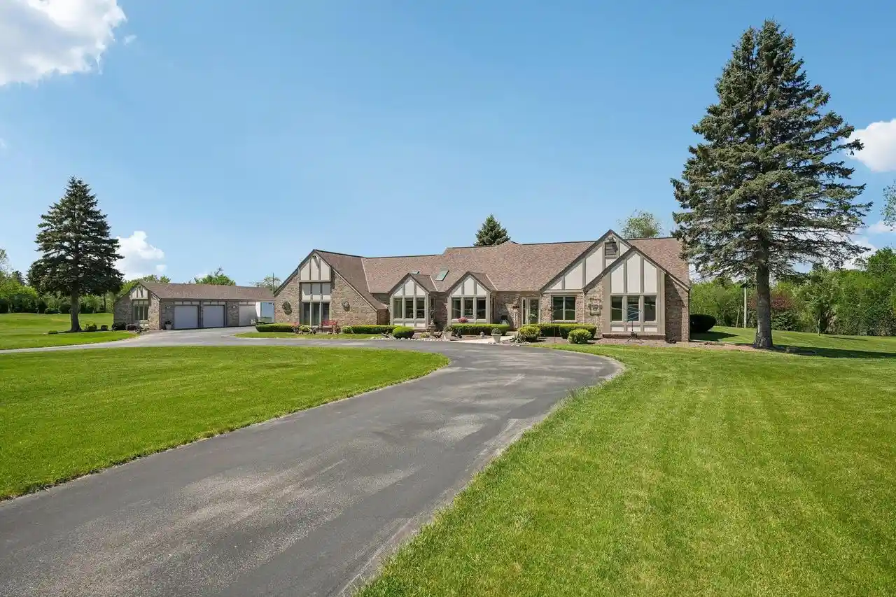 Homes for sale in Caledonia, WI | 7604 Treeview Dr Dr, Caledonia, WI 53108 | MLS# 1963616
