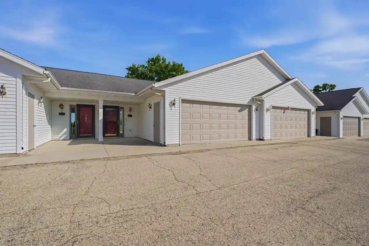 4th image of W10695 Blackhawk Trl Trl, Fox Lake, WI 53933