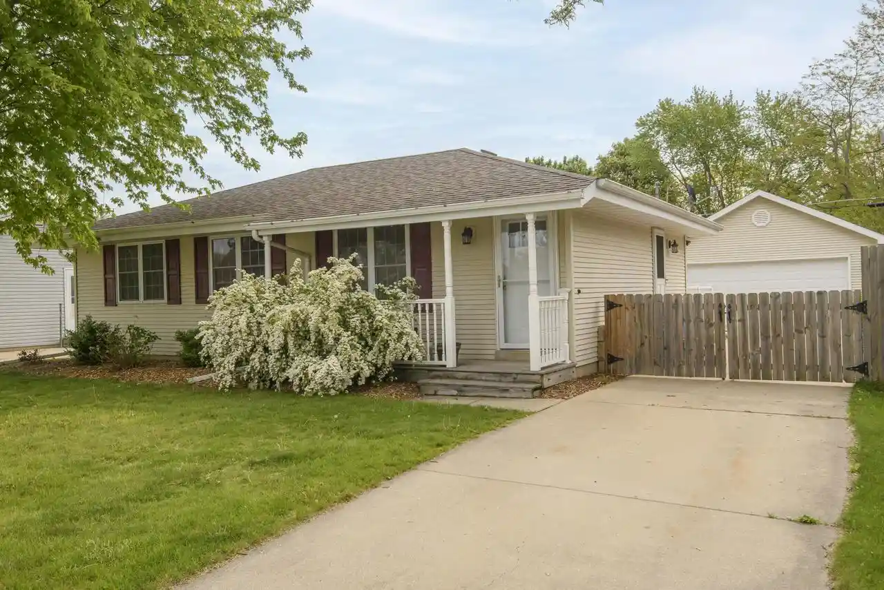 Homes for sale in Kenosha, WI | 1515 19th Avenue Avenue, Kenosha, WI 53140 | MLS# 1963705